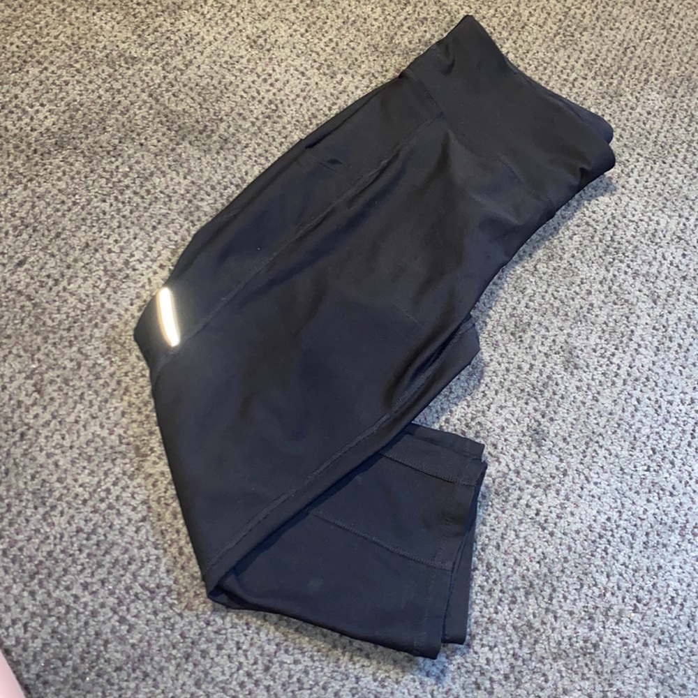 Black work out capri pants w pocket